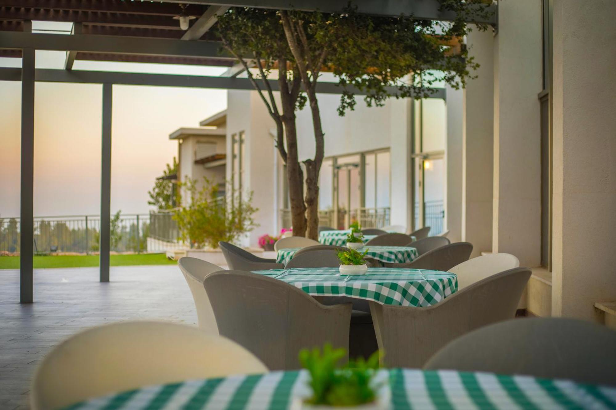 C Hotel Neve Ilan Ngoại thất bức ảnh